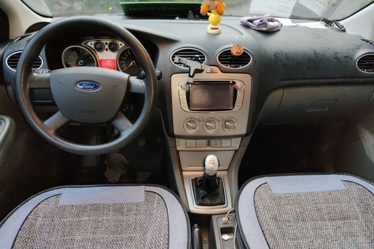 Used Ford Focus 2013 Hatchback Classic 1.8L Manual Base Model Center Console