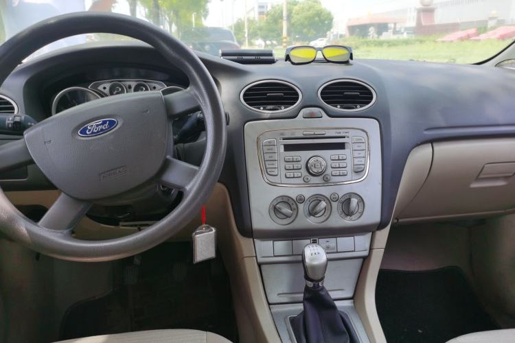 Used Ford Focus 2013 Sedan Classic 1.8L Manual Base Model Center Console