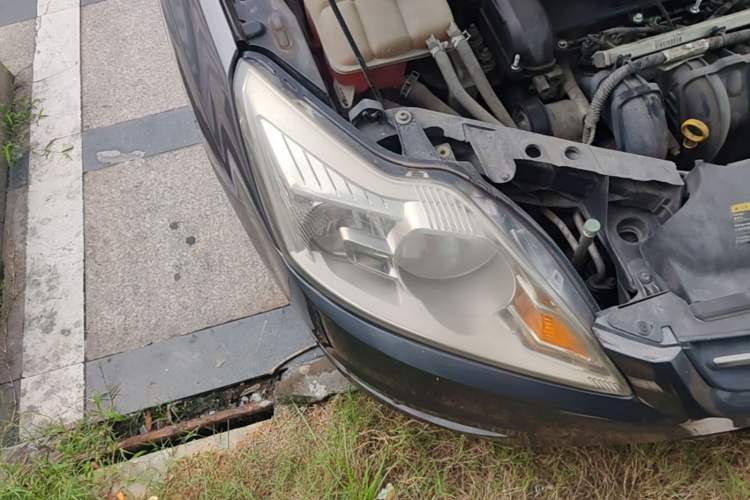 Used Ford Focus 2013 Sedan Classic 1.8L Manual Base Model Right Front Headlight