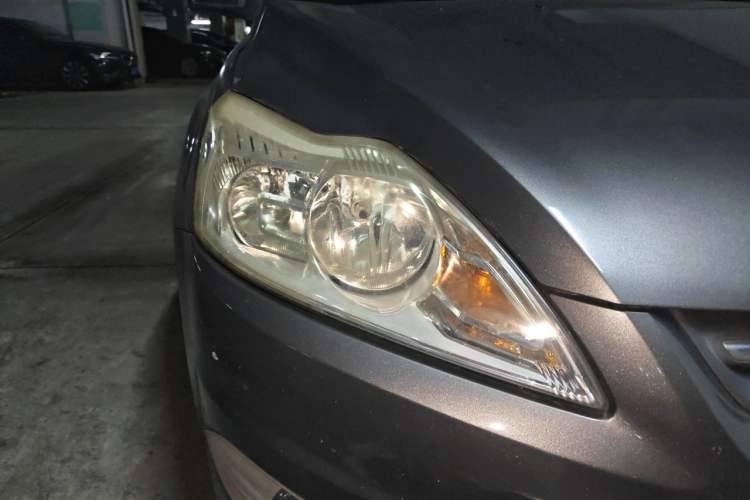 Used Ford Focus 2013 Sedan Classic 1.8L Manual Base Model Right Front Headlight