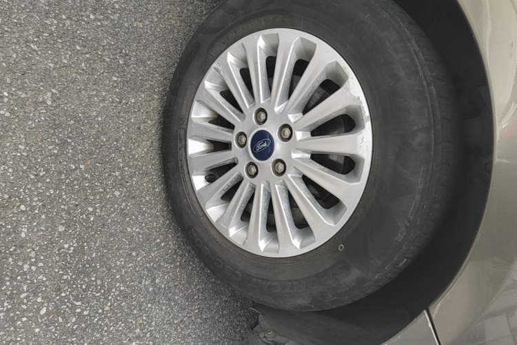 Used Ford Focus 2013 Sedan Classic 1.8L Automatic Fashion Edition Right Front Wheel Hub