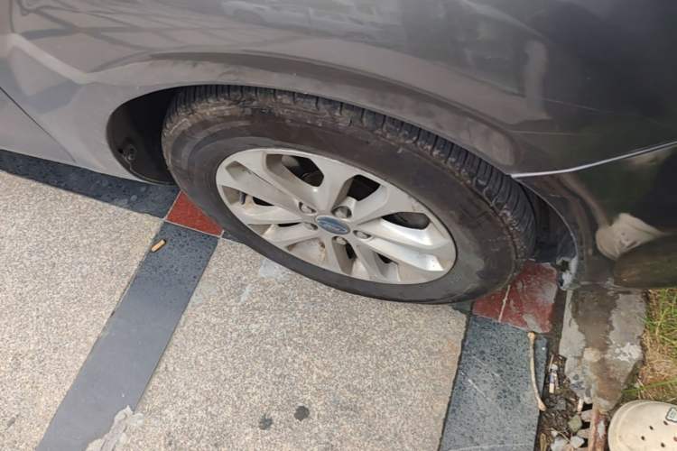 Used Ford Focus 2013 Sedan Classic 1.8L Manual Base Model Right Front Wheel Hub
