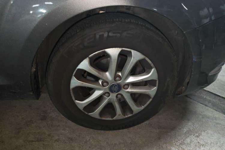 Used Ford Focus 2013 Sedan Classic 1.8L Manual Base Model Right Front Wheel Hub