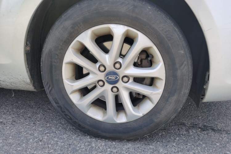 Used Ford Focus 2013 Sedan Classic 1.8L Manual Base Model Right Front Wheel Hub