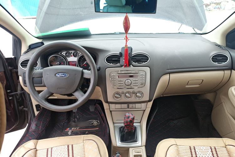 Used Ford Focus 2013 Sedan Classic 1.8L Manual Base Model Center Console