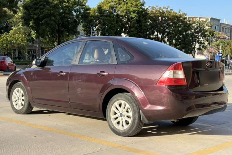 Used Ford Focus 2013 Sedan Classic 1.8L Automatic Base Model Exterior 6