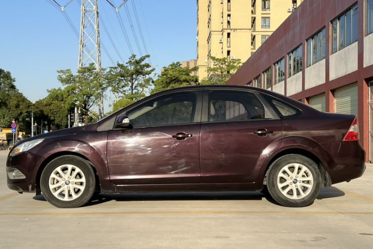 Used Ford Focus 2013 Sedan Classic 1.8L Automatic Base Model Exterior 8