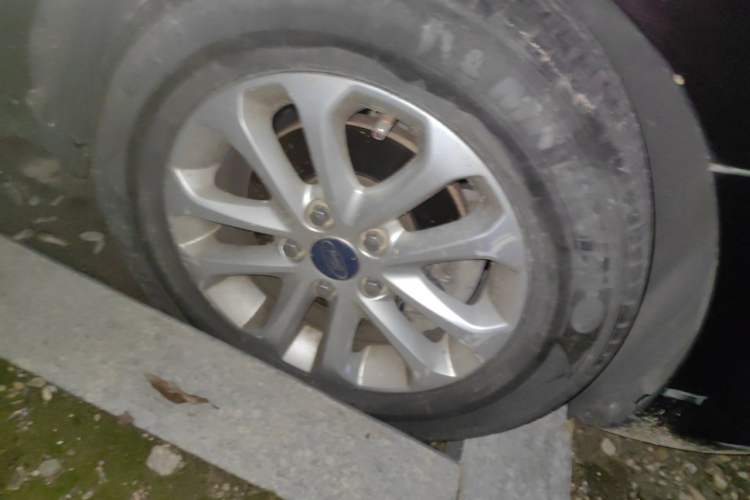 Used Ford Focus 2013 Sedan Classic 1.8L Automatic Base Model Right Front Wheel Hub
