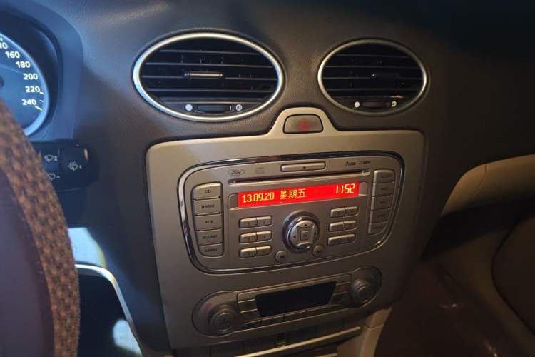 Used Ford Focus 2013 Sedan Classic 1.8L Automatic Fashion Edition Audio And AC Panel