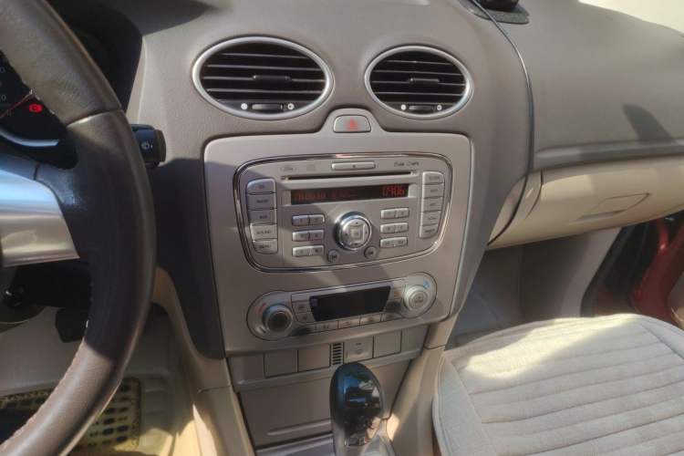 Used Ford Focus 2013 Hatchback Classic 1.8L Automatic Fashion Edition Audio And AC Panel