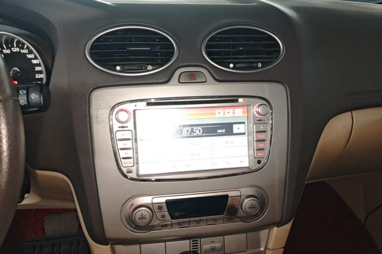 Used Ford Focus 2013 Hatchback Classic 1.8L Automatic Fashion Edition Audio And AC Panel