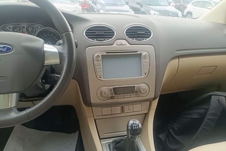 Used Ford Focus 2013 Hatchback Classic 1.8L Manual Fashion Edition Audio And AC Panel