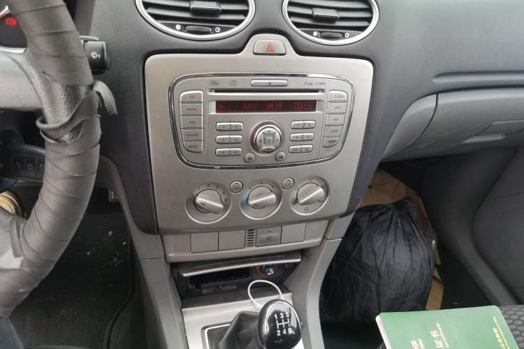 Used Ford Focus 2013 Hatchback Classic 1.8L Manual Base Model Audio And AC Panel