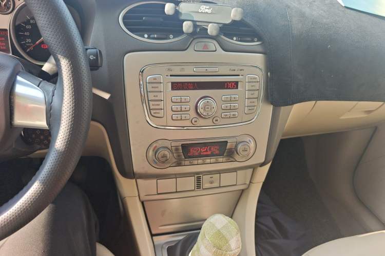 Used Ford Focus 2013 Hatchback Classic 1.8L Manual Fashion Edition Audio And AC Panel