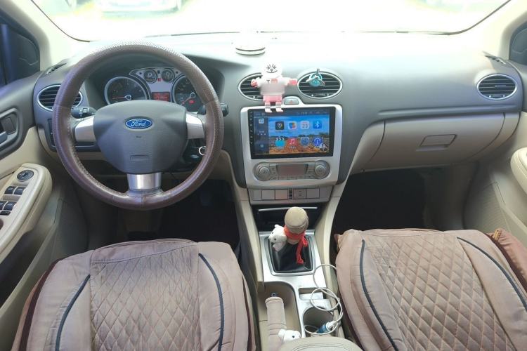 Used Ford Focus 2013 Sedan Classic 1.8L Manual Fashion Edition Center Console