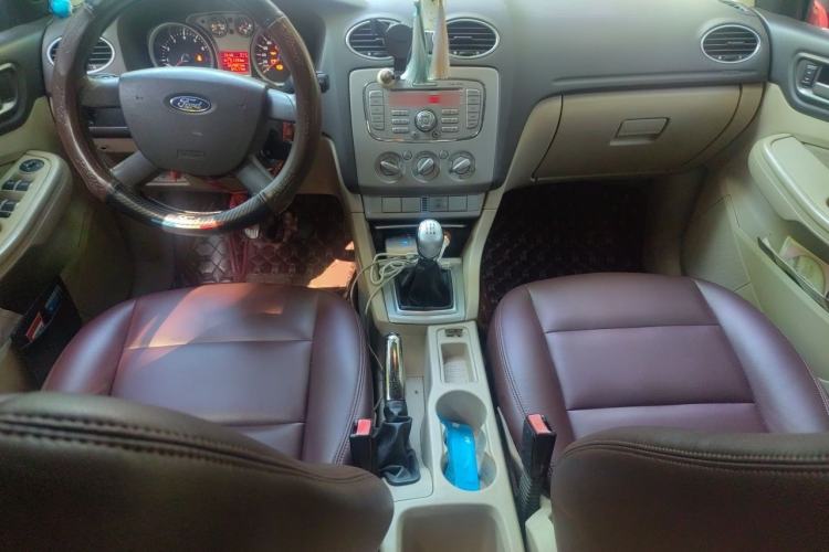 Used Ford Focus 2013 Sedan Classic 1.8L Manual Base Model Center Console