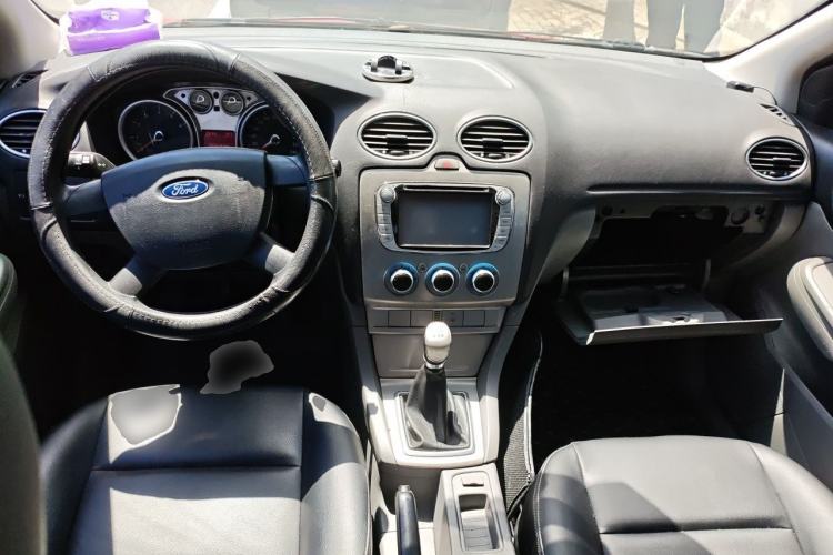 Used Ford Focus 2013 Hatchback Classic 1.8L Manual Base Model Center Console