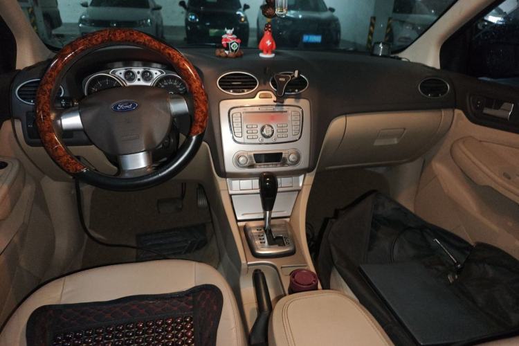 Used Ford Focus 2013 Hatchback Classic 1.8L Automatic Fashion Edition Center Console