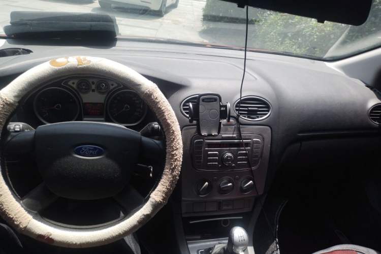 Used Ford Focus 2013 Hatchback Classic 1.8L Manual Base Model Center Console