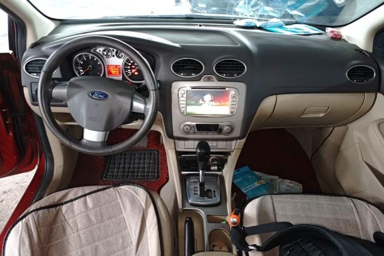Used Ford Focus 2013 Hatchback Classic 1.8L Automatic Fashion Edition Center Console