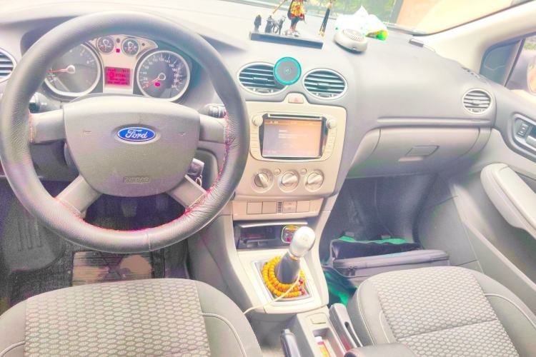 Used Ford Focus 2013 Hatchback Classic 1.8L Manual Base Model Center Console