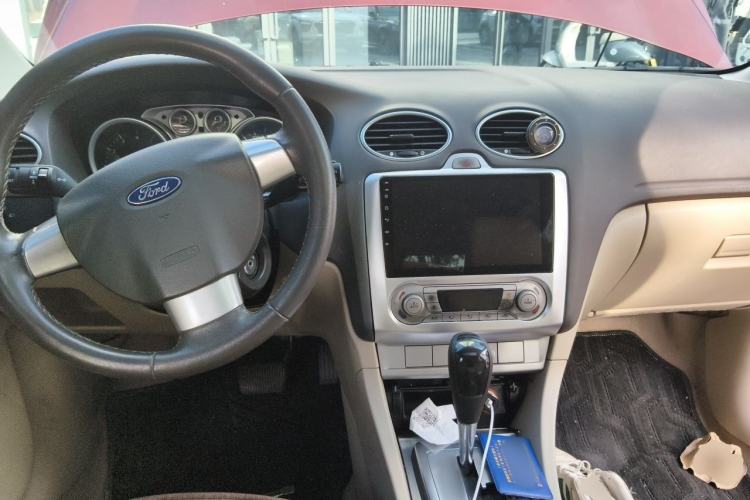 Used Ford Focus 2013 Sedan Classic 1.8L Automatic Fashion Edition Center Console