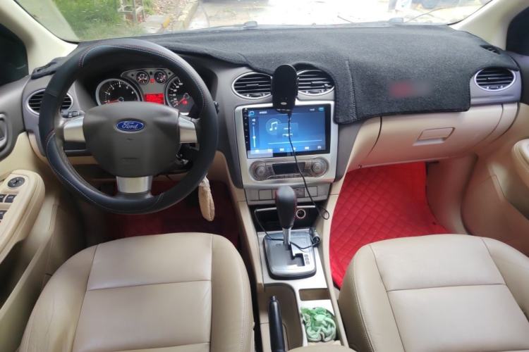 Used Ford Focus 2013 Hatchback Classic 1.8L Automatic Fashion Edition Center Console