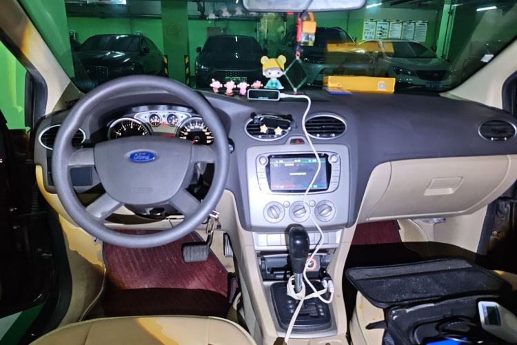 Used Ford Focus 2013 Sedan Classic 1.8L Automatic Base Model Center Console