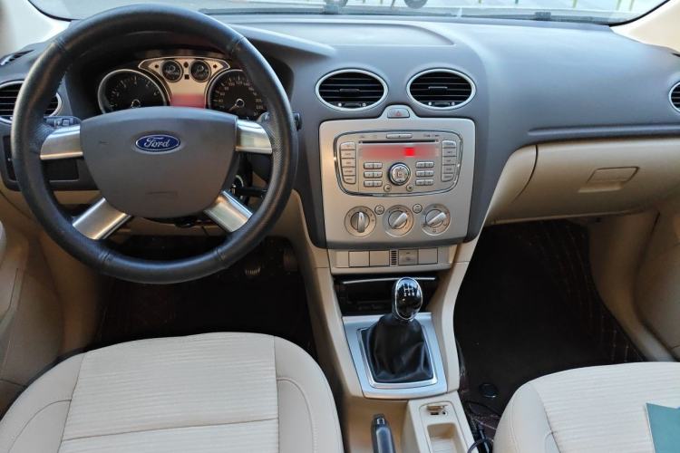 Used Ford Focus 2013 Sedan Classic 1.8L Manual Base Model Center Console