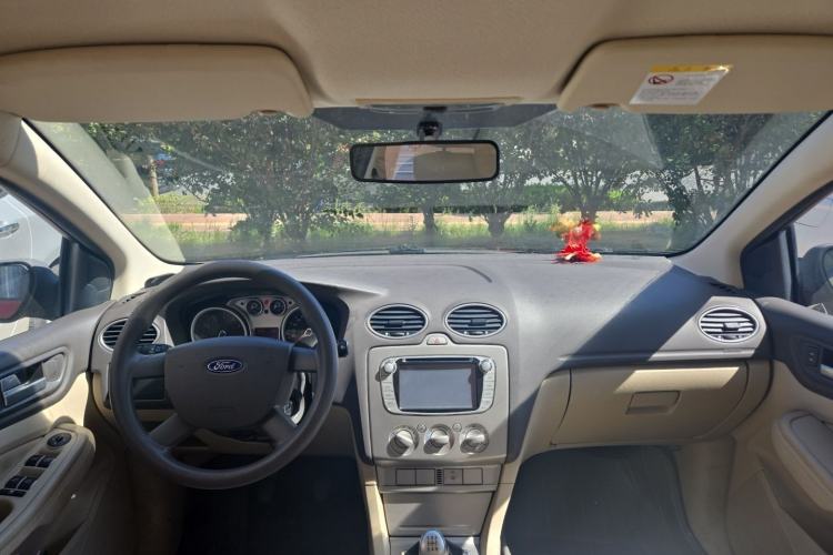 Used Ford Focus 2013 Sedan Classic 1.8L Manual Base Model Center Console