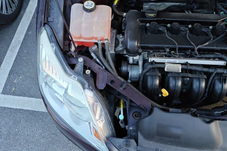 Used Ford Focus 2013 Sedan Classic 1.8L Manual Base Model Engine Bay Right