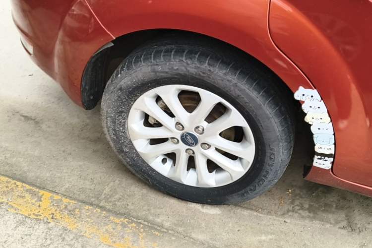 Used Ford Focus 2013 Hatchback Classic 1.8L Automatic Base Model Exterior 5