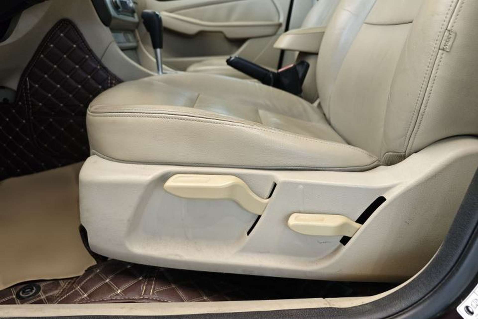 Used Ford Focus 2013 Sedan Classic 1.8L Automatic Fashion Edition Interior 10