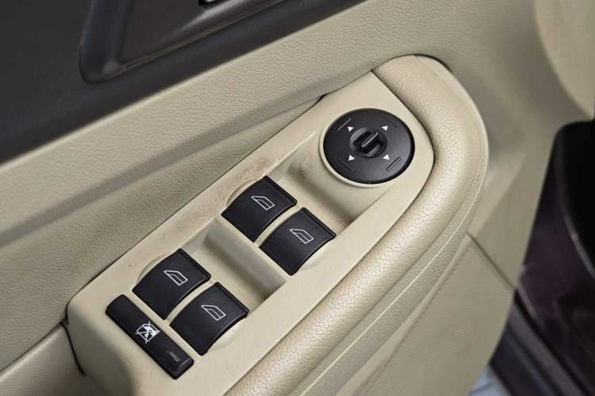 Used Ford Focus 2013 Sedan Classic 1.8L Automatic Fashion Edition Interior 9