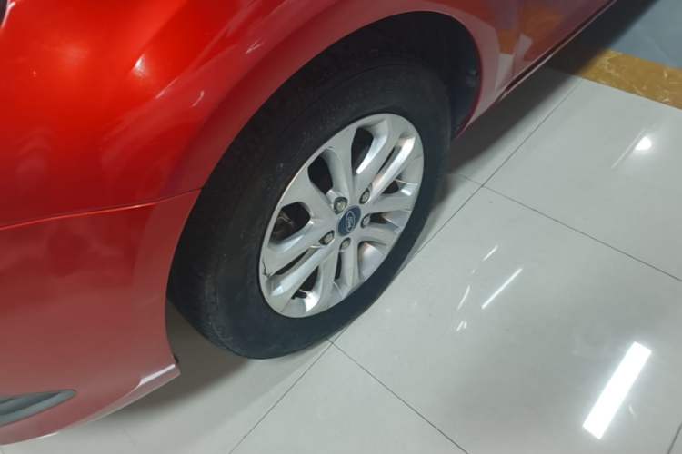 Used Ford Focus 2013 Hatchback Classic 1.8L Automatic Base Model Left Front Wheel Hub