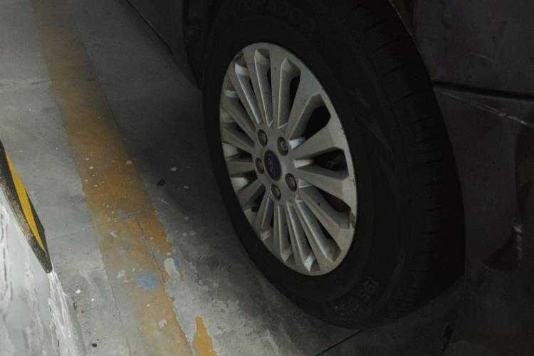 Used Ford Focus 2013 Sedan Classic 1.8L Automatic Fashion Edition Right Front Wheel Hub