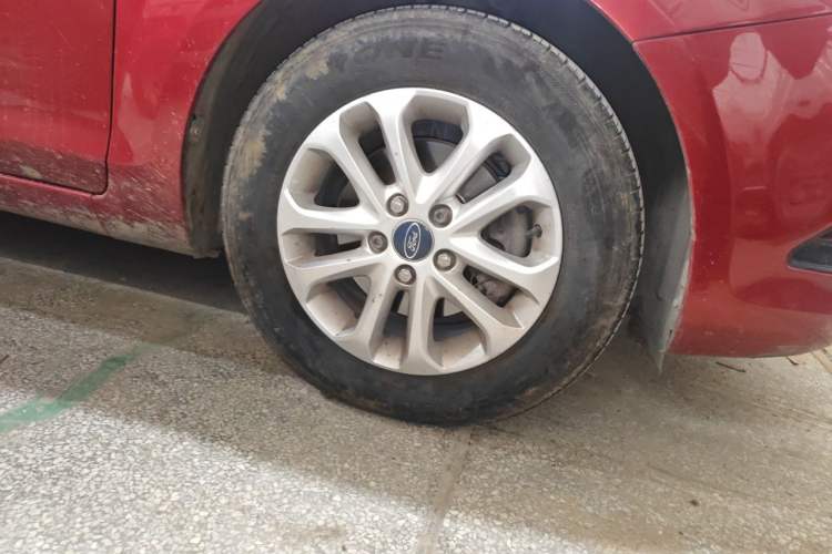 Used Ford Focus 2013 Hatchback Classic 1.8L Manual Base Model Right Front Wheel Hub