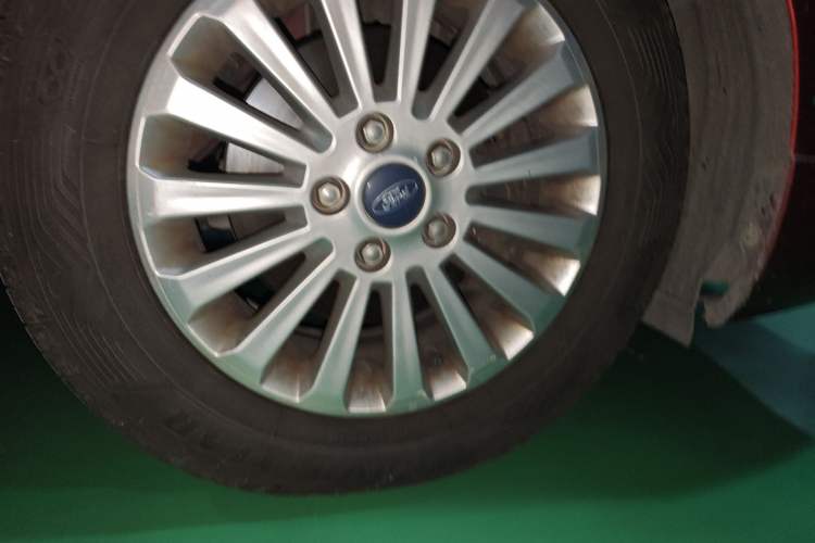 Used Ford Focus 2013 Hatchback Classic 1.8L Manual Fashion Edition Right Front Wheel Hub