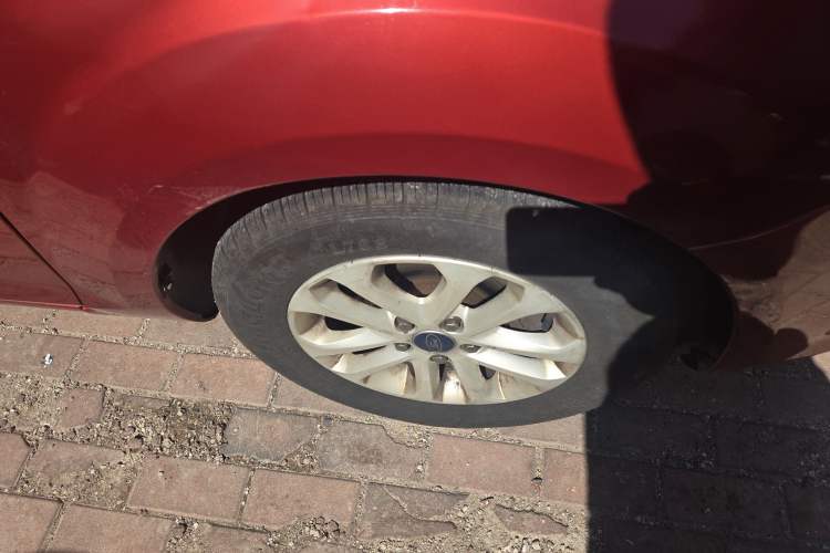 Used Ford Focus 2013 Sedan Classic 1.8L Manual Base Model Right Front Wheel Hub
