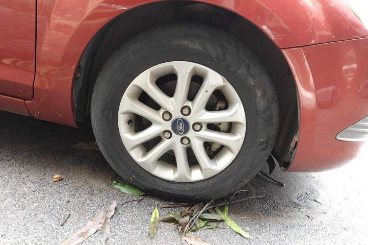 Used Ford Focus 2013 Hatchback Classic 1.8L Automatic Base Model Right Front Wheel Hub