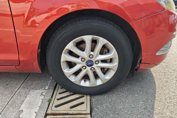 Used Ford Focus 2013 Hatchback Classic 1.8L Automatic Base Model Right Front Wheel Hub