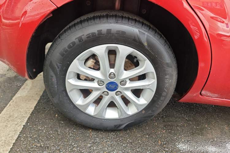 Used Ford Focus 2013 Hatchback Classic 1.8L Automatic Base Model Right Rear Wheel Hub