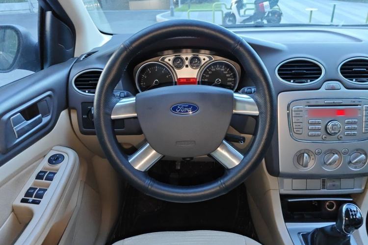 Used Ford Focus 2013 Sedan Classic 1.8L Manual Base Model Steering Wheel