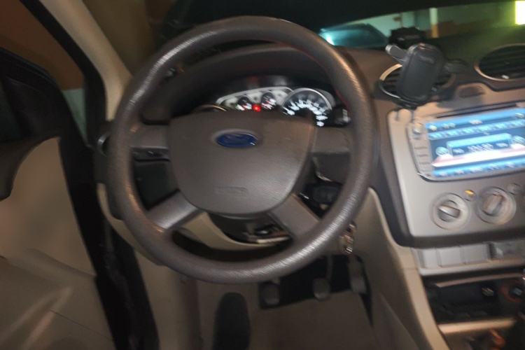 Used Ford Focus 2013 Sedan Classic 1.8L Manual Base Model Steering Wheel