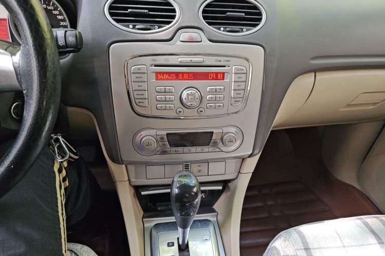 Used Ford Focus 2013 Sedan Classic 1.8L Automatic Fashion Edition Audio And AC Panel