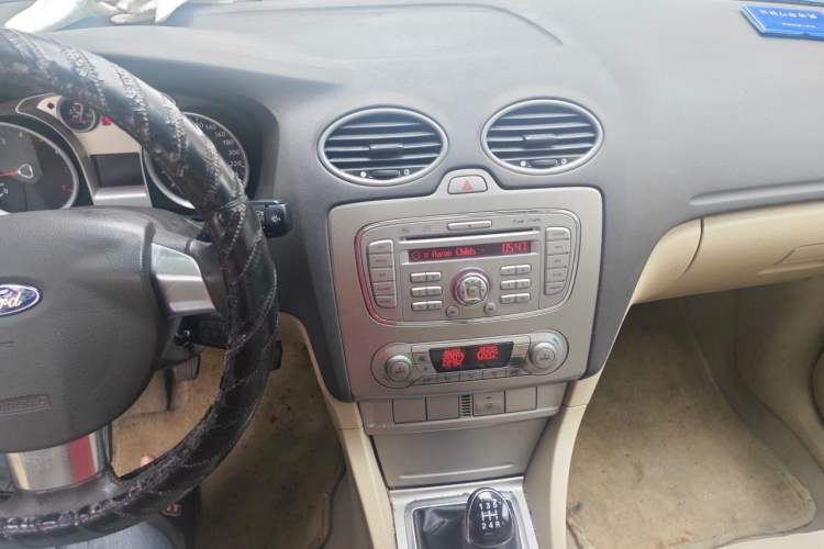 Used Ford Focus 2013 Sedan Classic 1.8L Manual Fashion Edition Audio And AC Panel