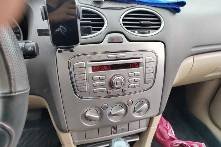 Used Ford Focus 2013 Sedan Classic 1.8L Automatic Base Model Audio And AC Panel