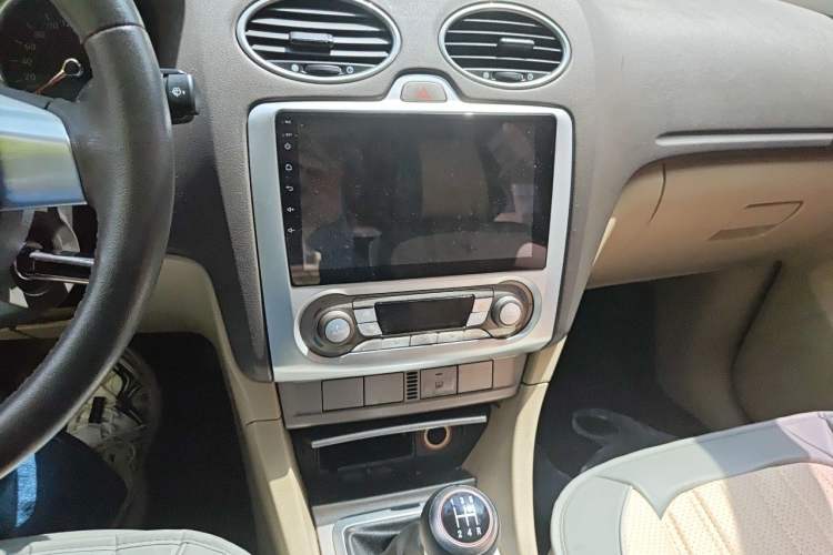 Used Ford Focus 2013 Hatchback Classic 1.8L Manual Fashion Edition Audio And AC Panel