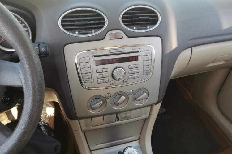 Used Ford Focus 2013 Sedan Classic 1.8L Manual Base Model Audio And AC Panel