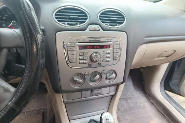 Used Ford Focus 2013 Sedan Classic 1.8L Manual Base Model Audio And AC Panel